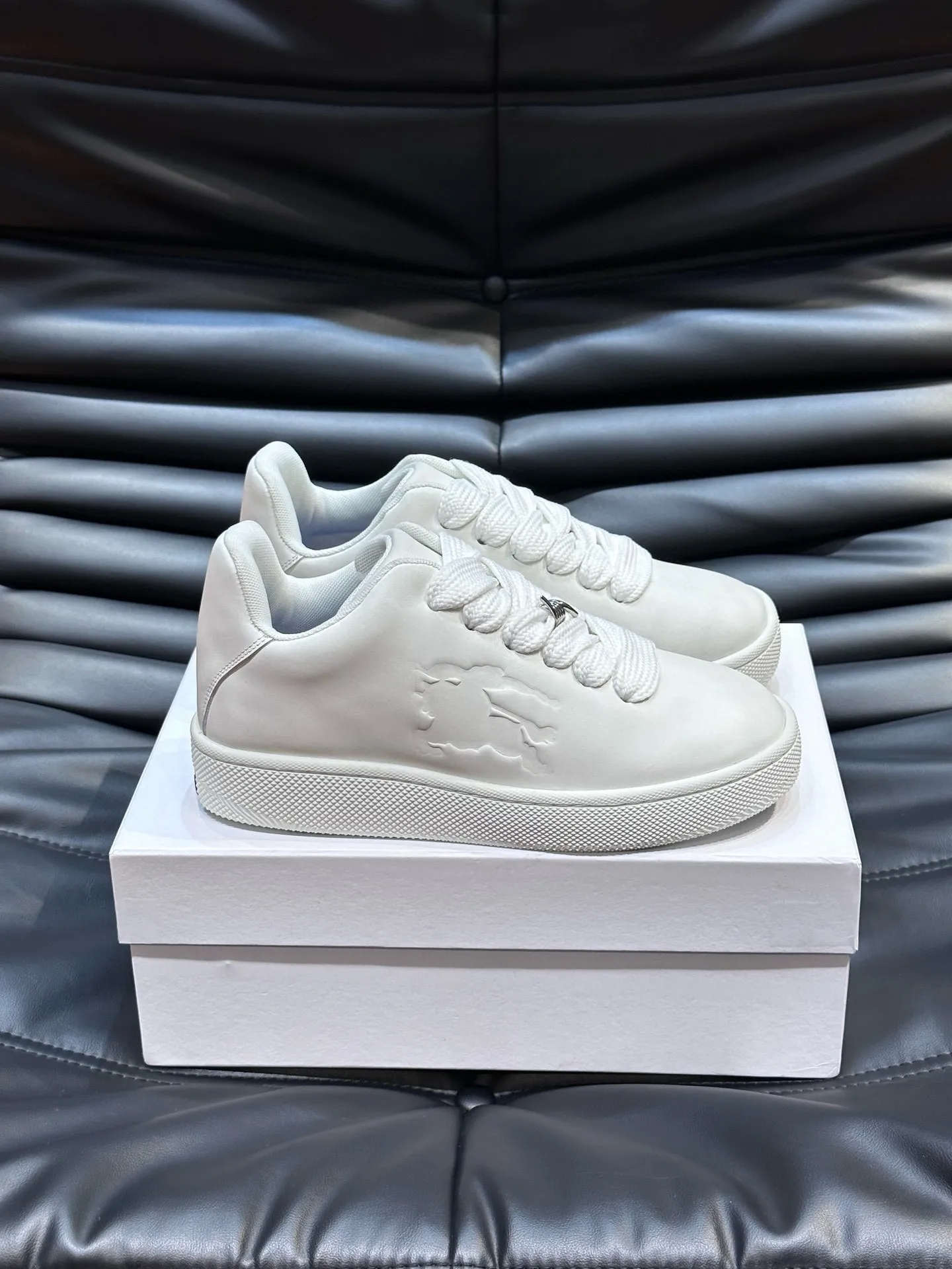 Factory price: 500💰Burberry Box series👫Thick-soled casual sports shoes for couples, cool sneakers and bread shoes, purchased and developed from the original version, the top version of the Box series sports shoes, made of original plaid/knitted fabric, embellished with embossed Equestrian Knight logo (EKD). Made of mesh lining, the laces are decorated with metal coils, the rubber sole is decorated with the Burberry letter logo, and the original molded 3.5CM two-color T men's shoe 💰U outsole! Code number: 35-45 (35-45 customized)